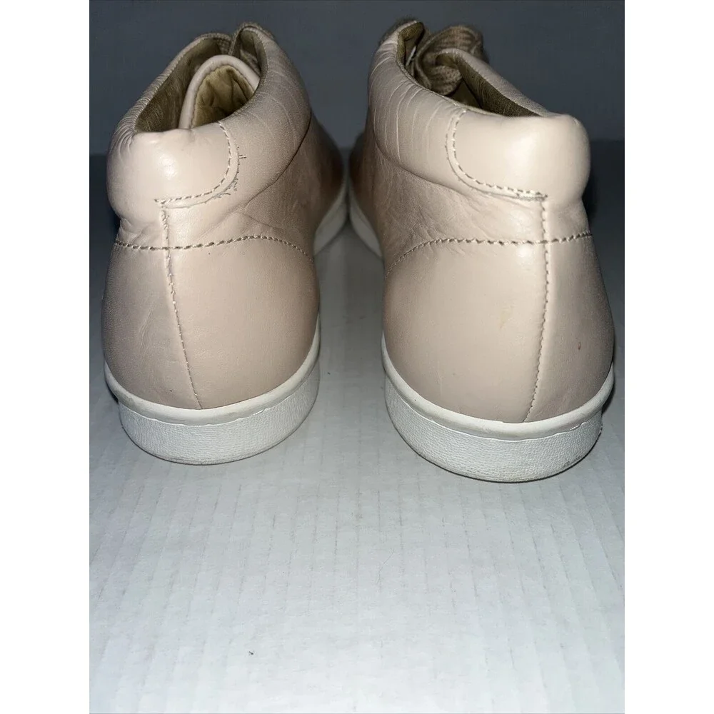 Linder women blush